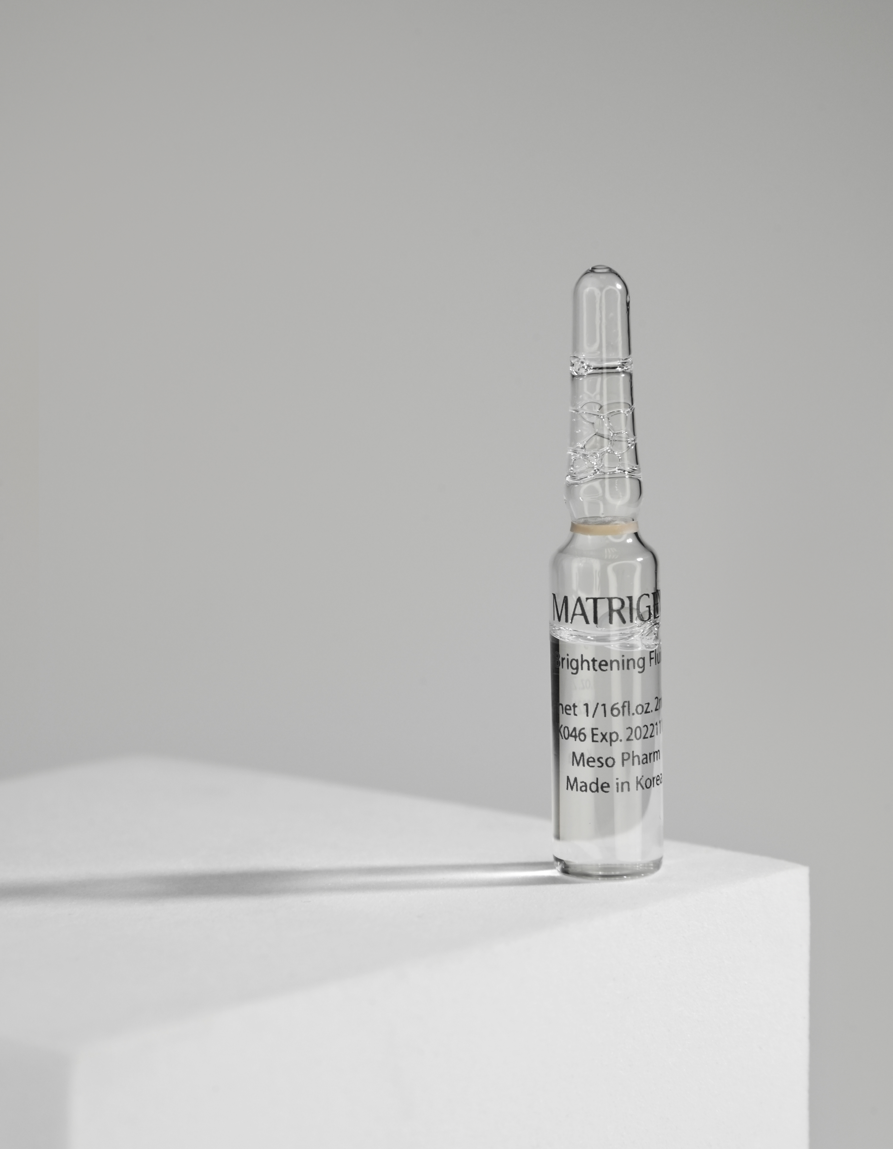 Matrigen Brightening Fluids Сыворотка - флюид для выравнивания тона кожи с арбутином и ниацинамидом, 2 мл х 20 шт купить в интернет-магазине Skin-Mag