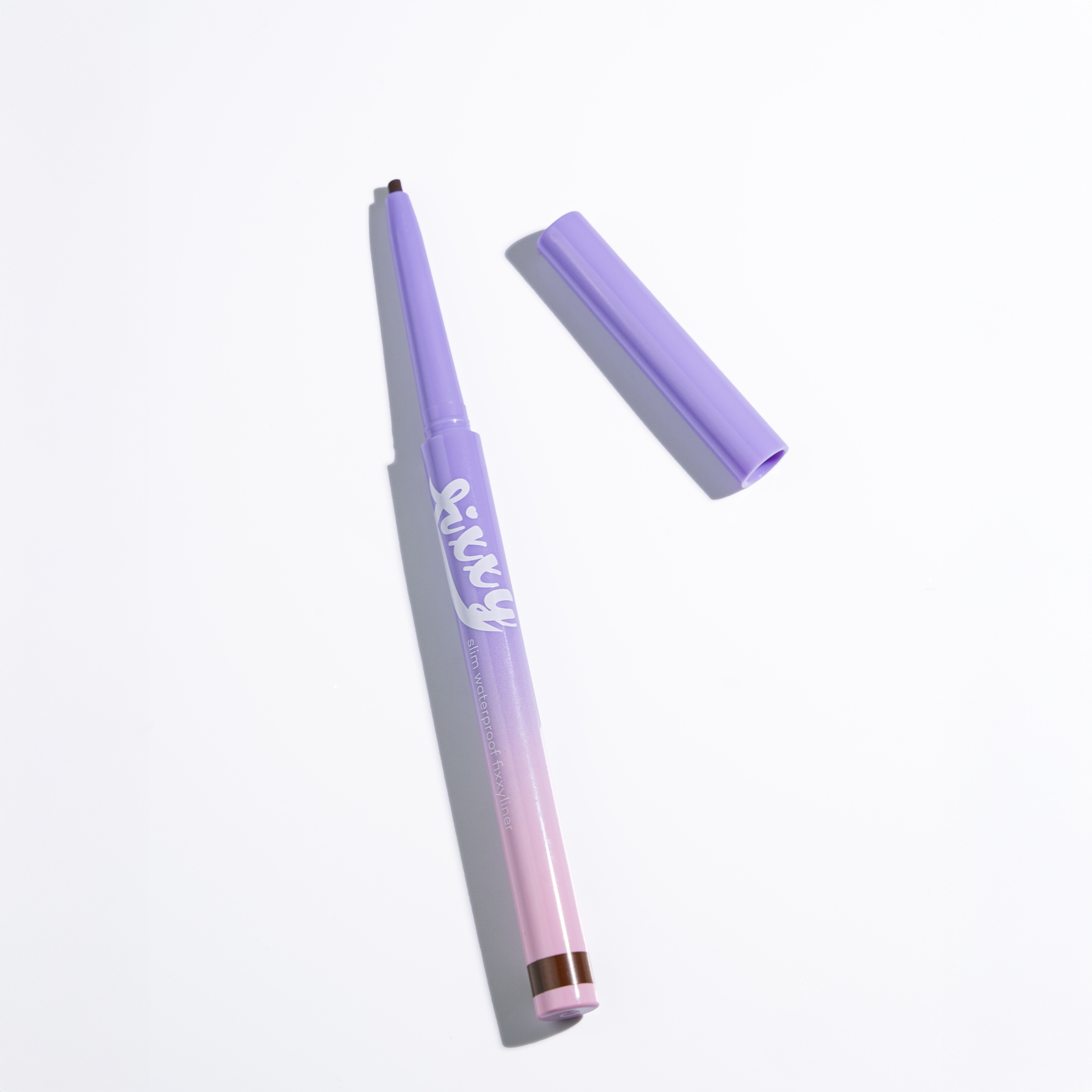 PEACH C Waterproof Fixxyliner 02 Deep Brown Водостойкий карандаш для глаз, тёмно - коричневый купить в интернет-магазине Skin-Mag