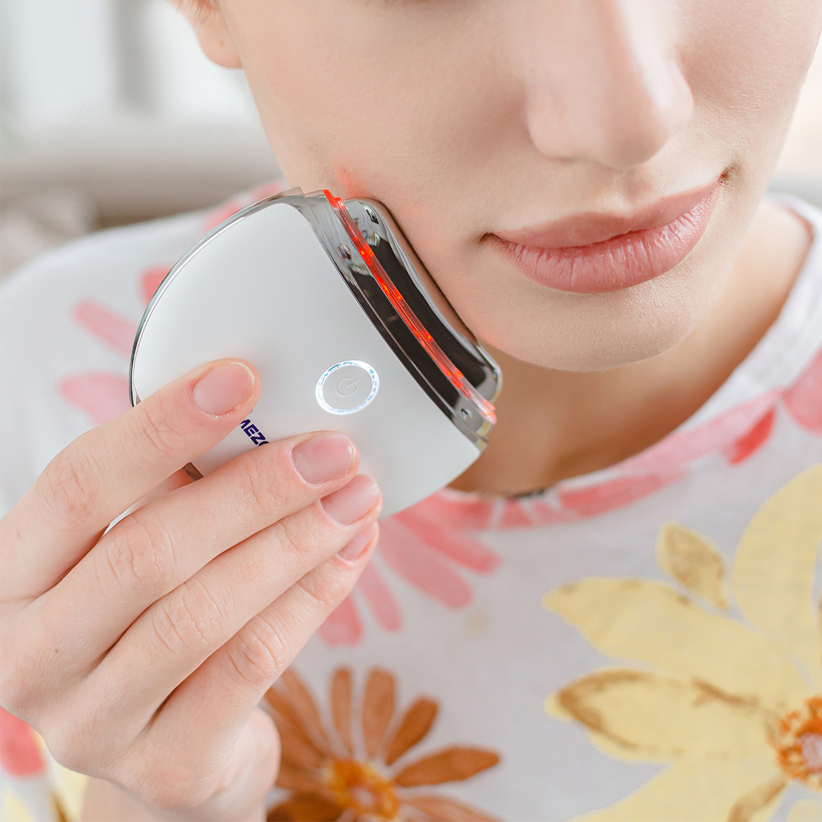 Mezonica Vibration gua sha pad with heat + LED therapy Микротоковый светодиодный массажер с подогревом и фототерапией для анти эйдж ухода за кожей лица купить в интернет-магазине Skin-Mag