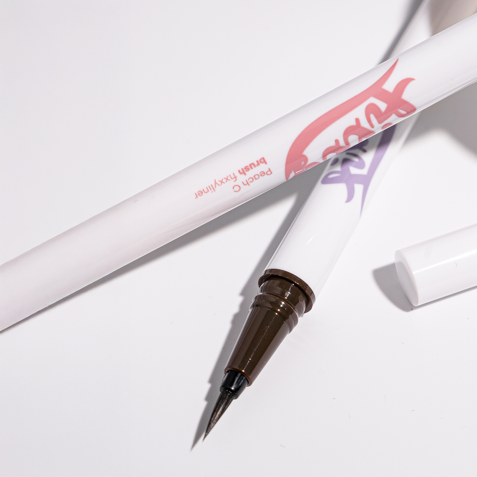 PEACH C Brush Fixxyliner 02 Brown Подводка для глаз, коричневая купить в интернет-магазине Skin-Mag