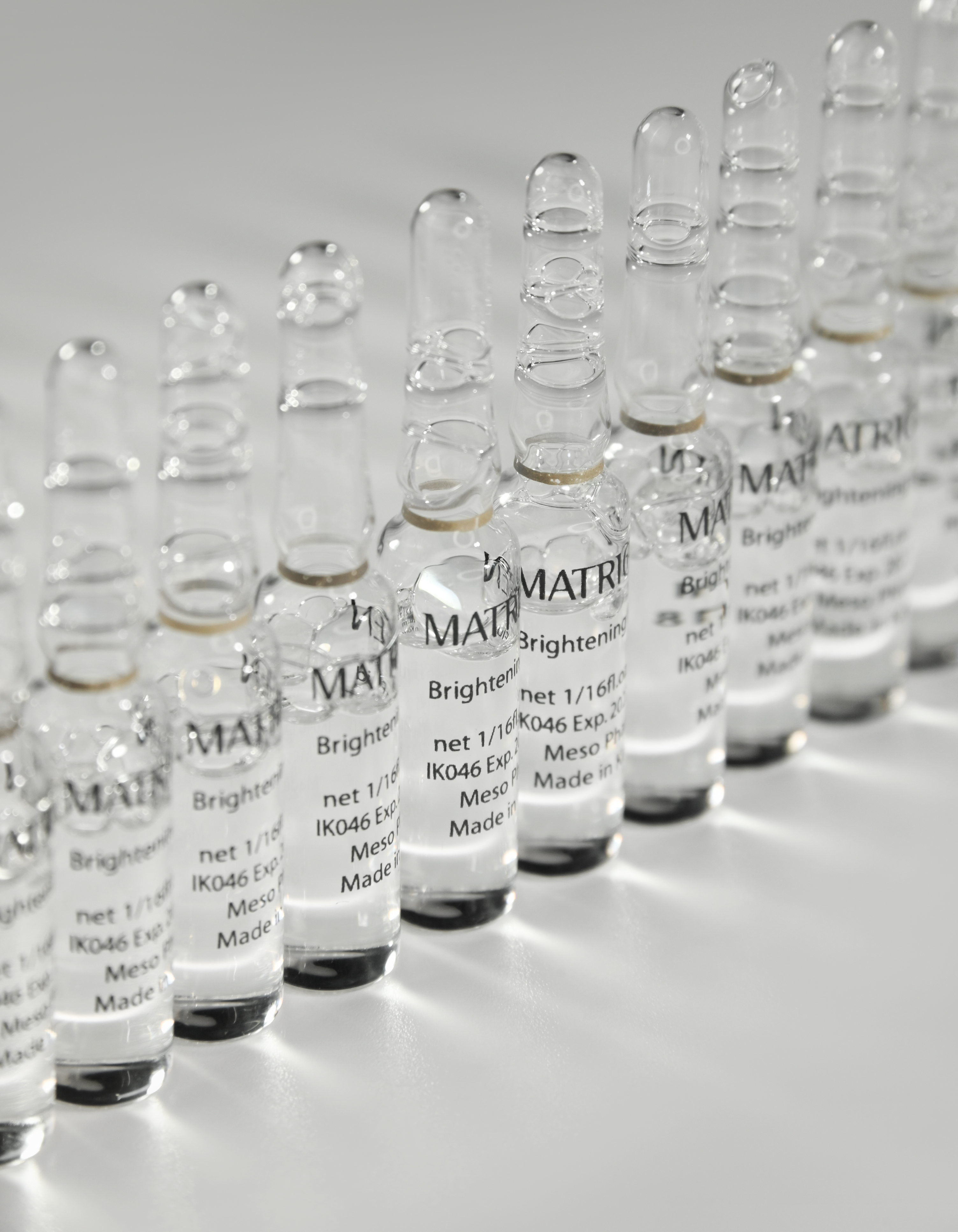 Matrigen Brightening Fluids Сыворотка - флюид для выравнивания тона кожи с арбутином и ниацинамидом, 2 мл х 20 шт купить в интернет-магазине Skin-Mag