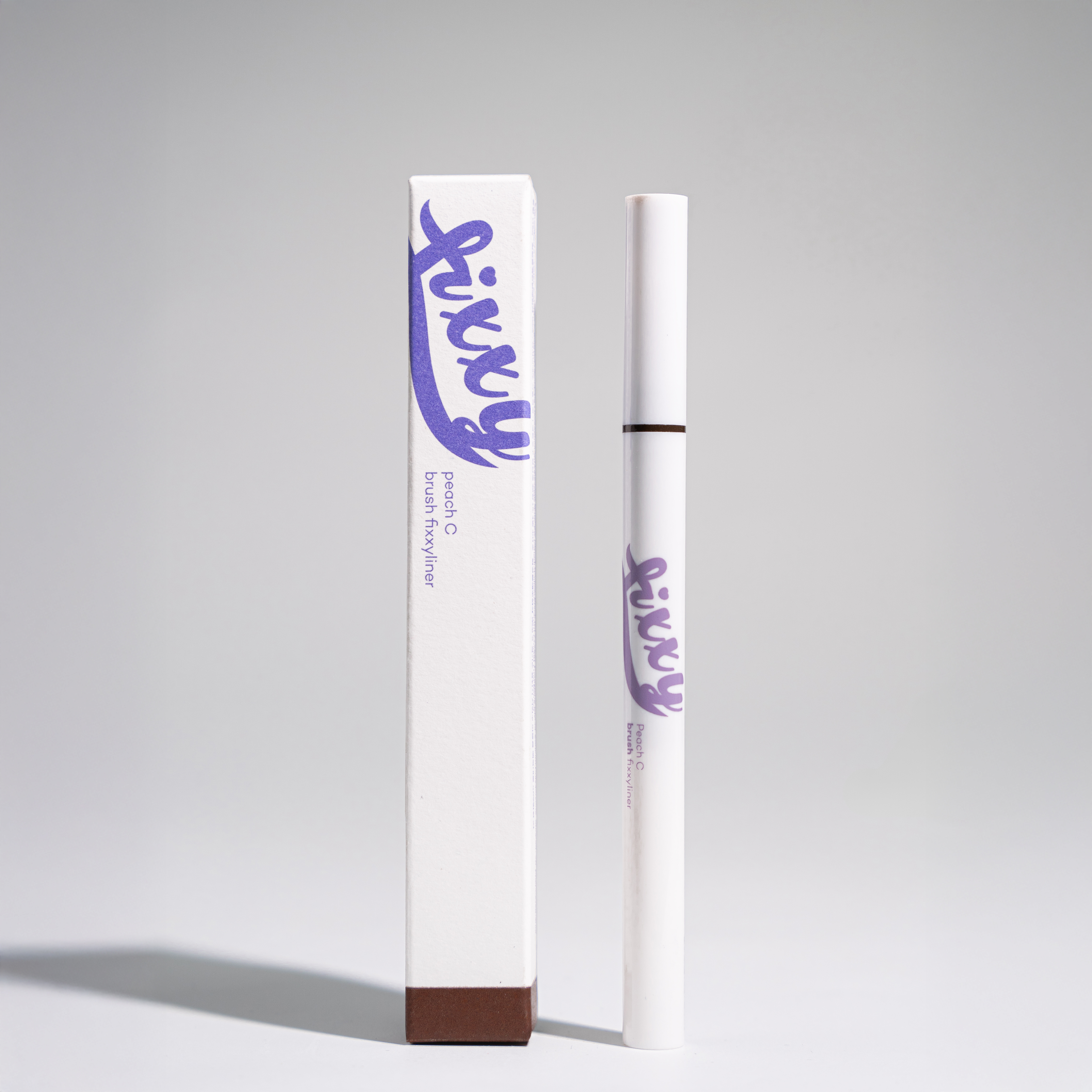 PEACH C Brush Fixxyliner 01 Black Brown Подводка для глаз, чёрно-коричневая купить в интернет-магазине Skin-Mag