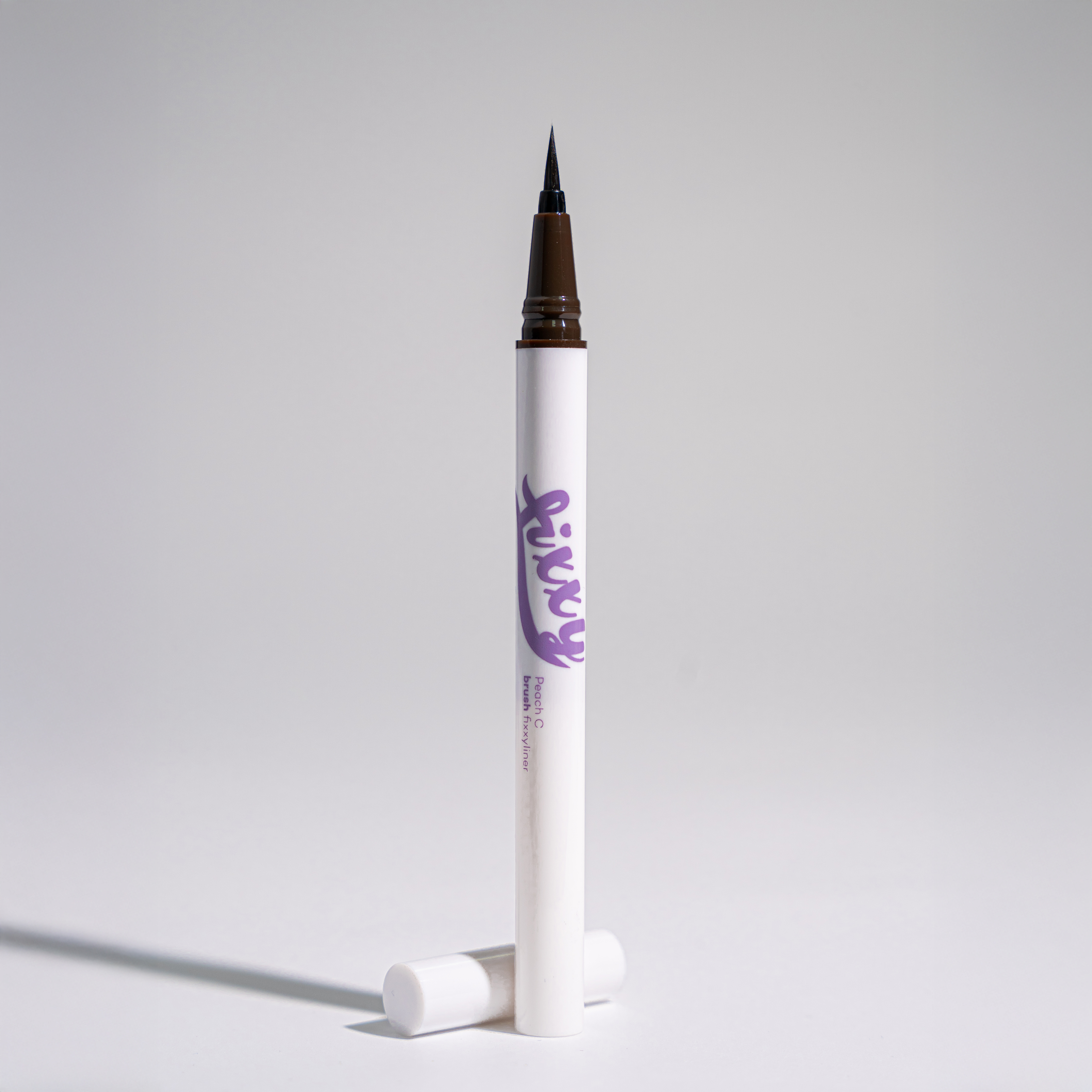 PEACH C Brush Fixxyliner 01 Black Brown Подводка для глаз, чёрно-коричневая купить в интернет-магазине Skin-Mag