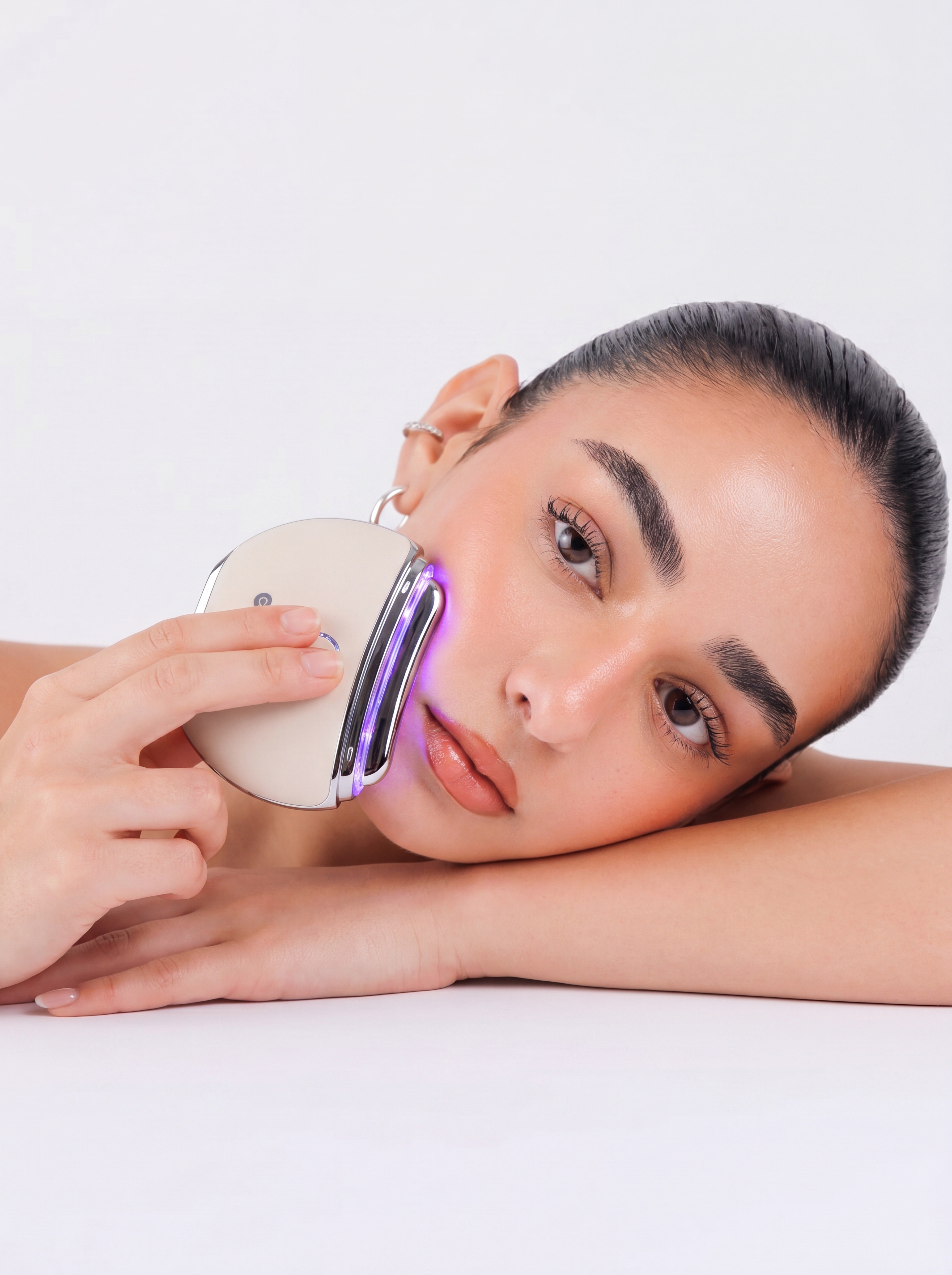 Mezonica Vibration Gua Sha Pad with Heat + LED Therapy Бежевый микротоковый светодиодный массажер с подогревом и фототерапией для антиэйдж ухода за кожей лица купить в интернет-магазине Skin-Mag