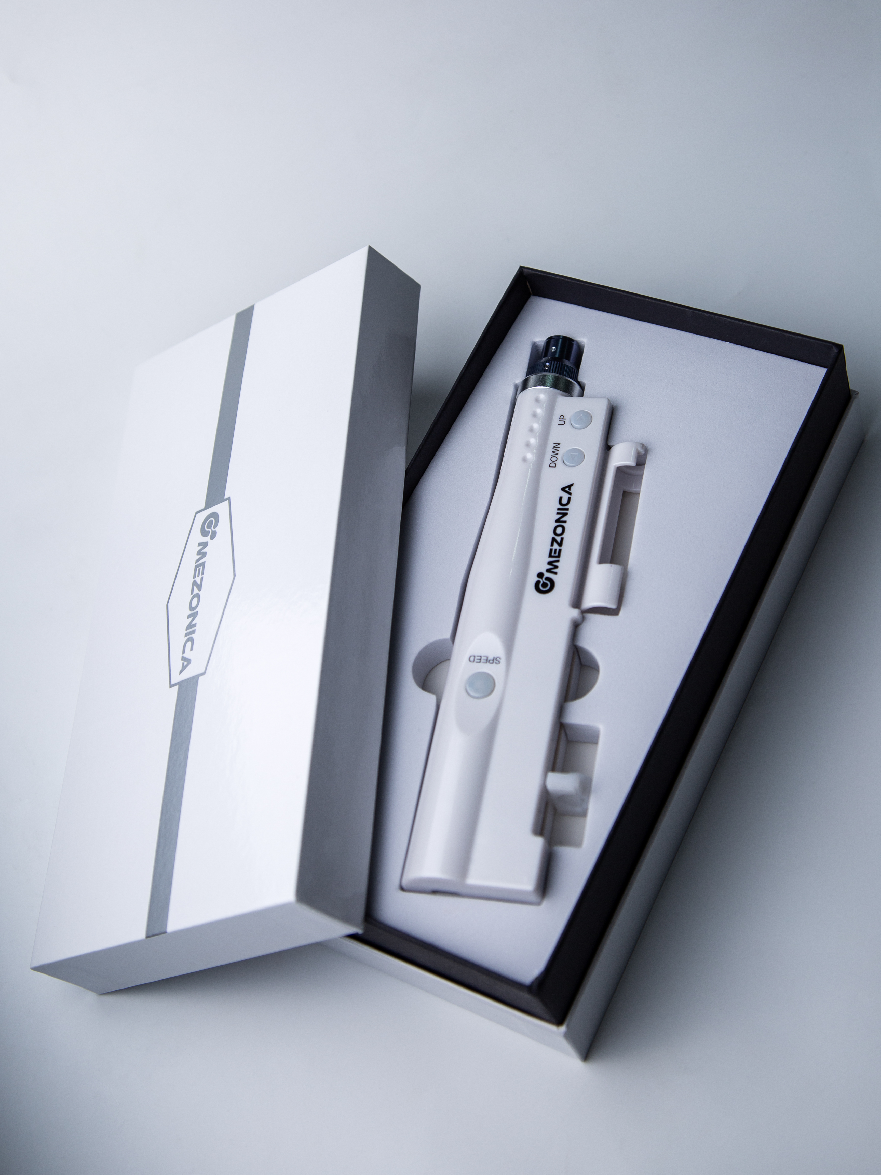 Mezonica DraMes / Medoderma Аппарат для фракционного микроштампинга с подачей раствора / электрический массажер для лица / дермапен, белый купить в интернет-магазине Skin-Mag